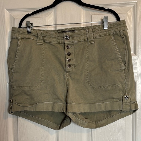 Torrid women’s olive green 3” inseam button fly shorts size 16 - Picture 1 of 7